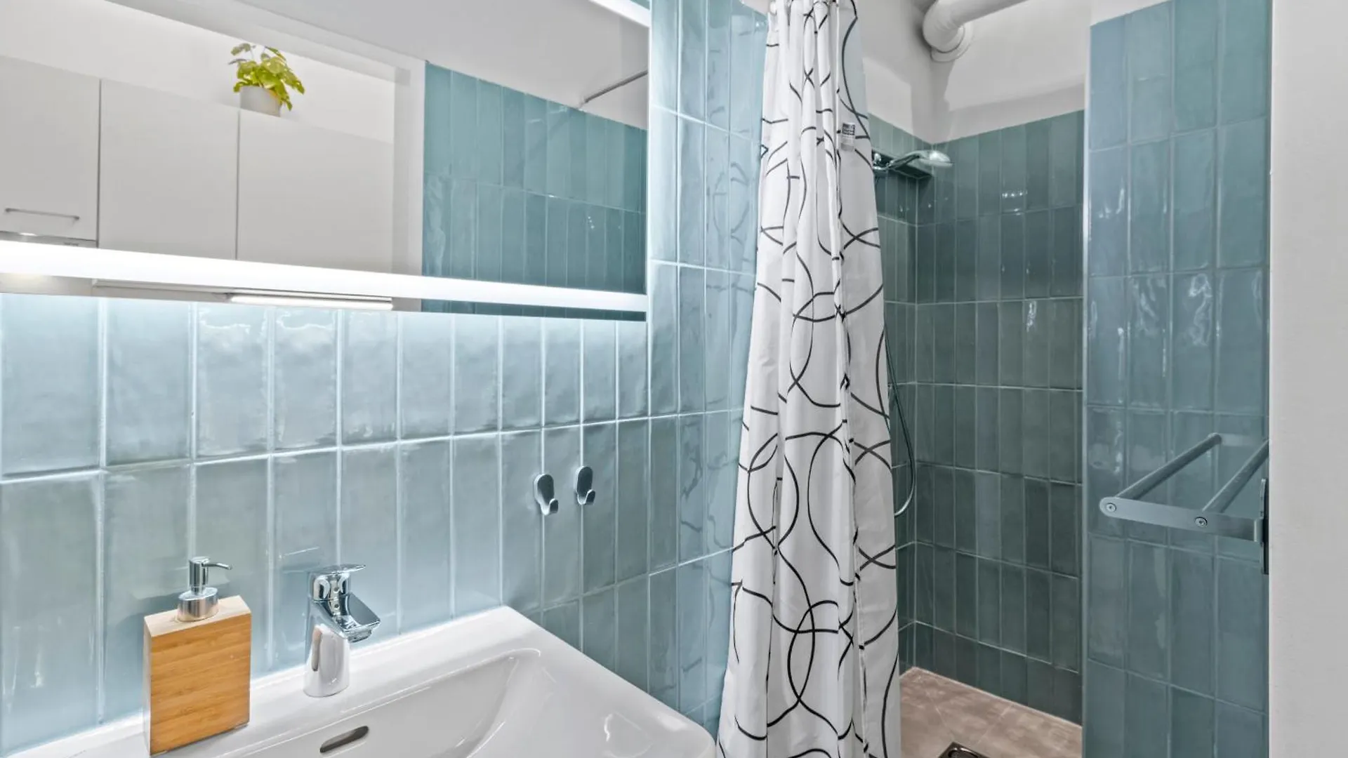 Spacious 2 Bedroom I 2 Minutes To Metro And Train Station Viyana 0*,  Avusturya