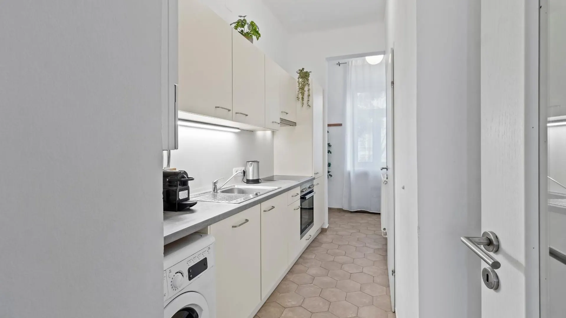 Spacious 2 Bedroom I 2 Minutes To Metro And Train Station Viyana Daire