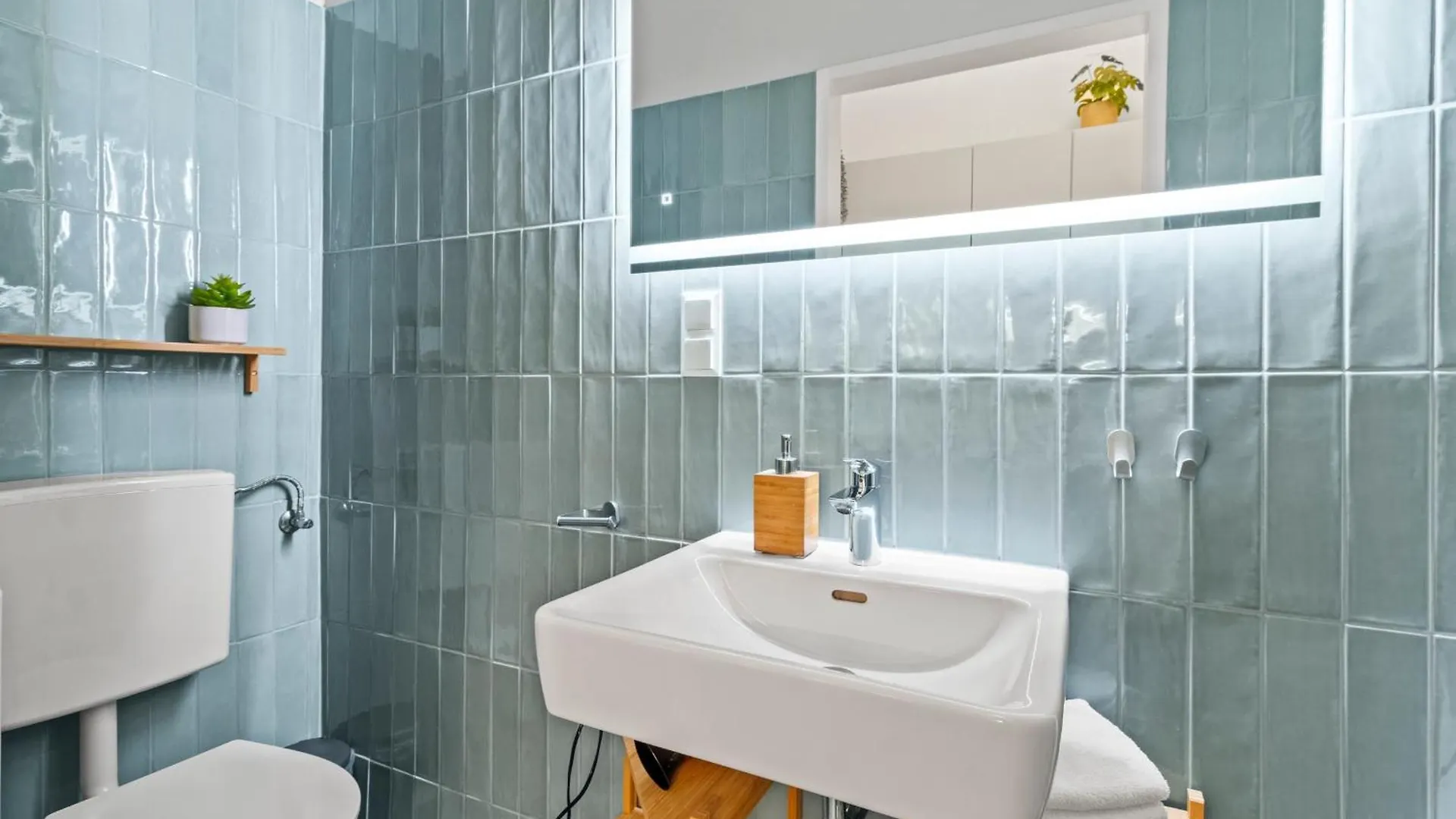 Spacious 2 Bedroom I 2 Minutes To Metro And Train Station Bécs