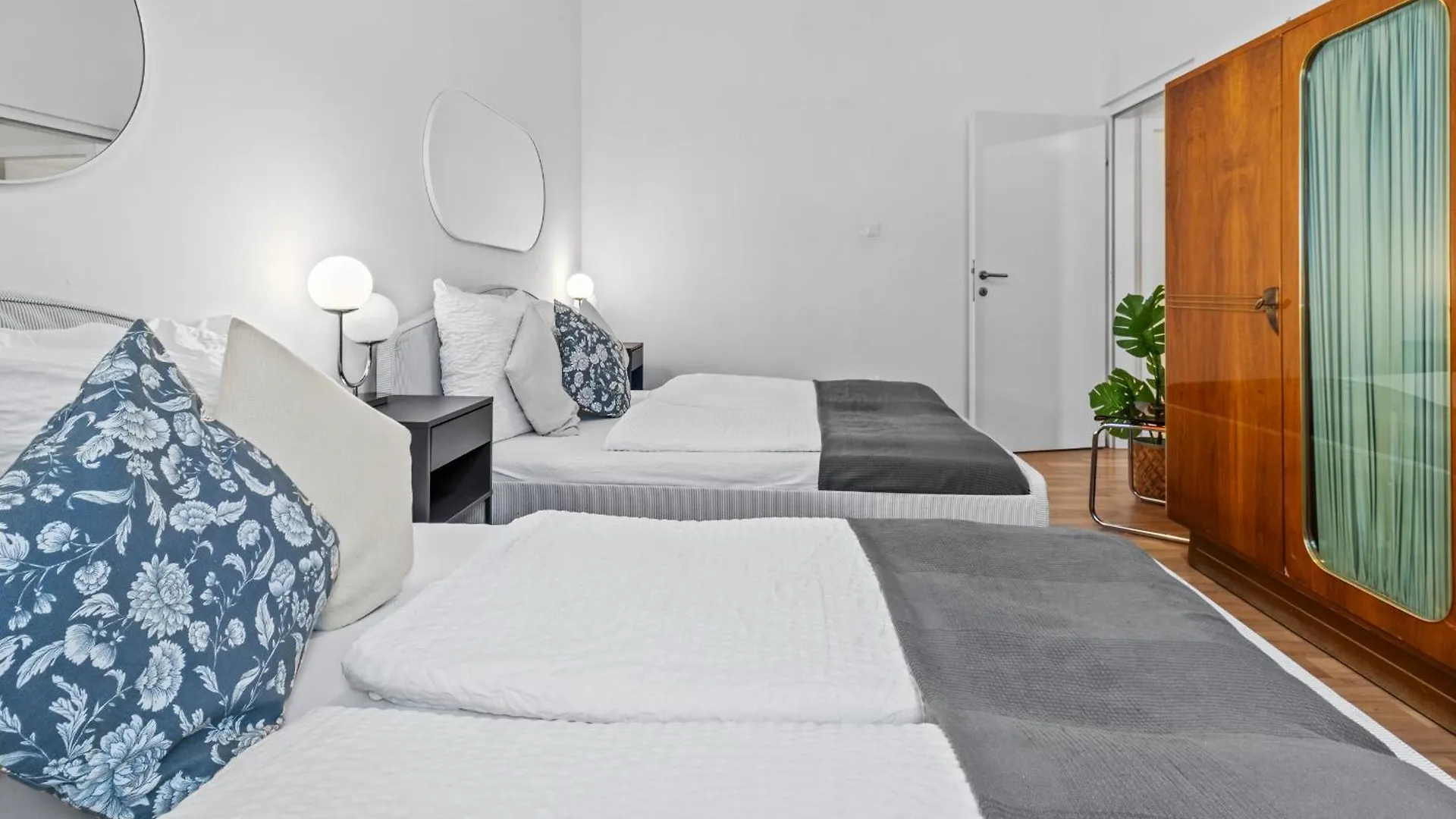 Spacious 2 Bedroom I 2 Minutes To Metro And Train Station Viyana 0*,  Avusturya