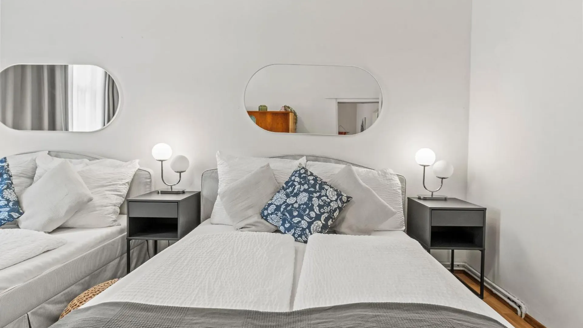 Spacious 2 Bedroom I 2 Minutes To Metro And Train Station Viyana Daire