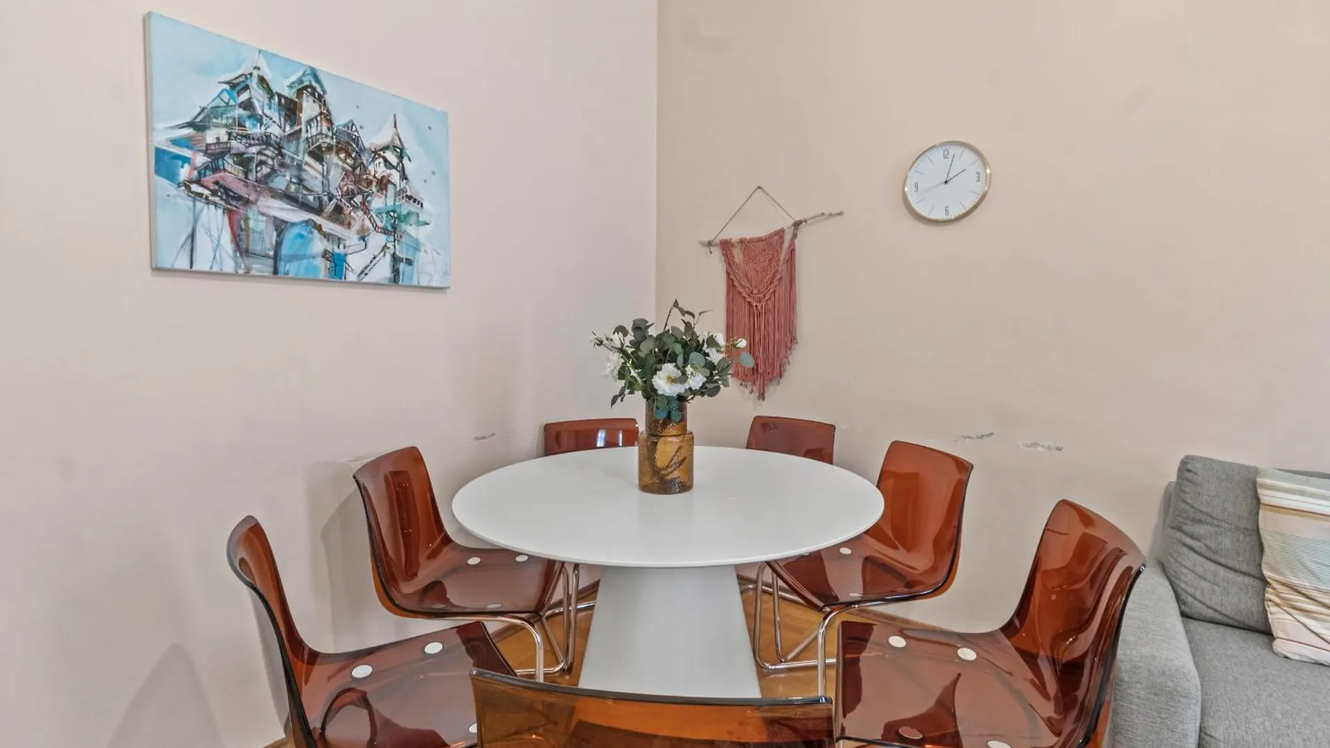 Spacious 2 Bedroom I 2 Minutes To Metro And Train Station Viyana 0*,  Avusturya