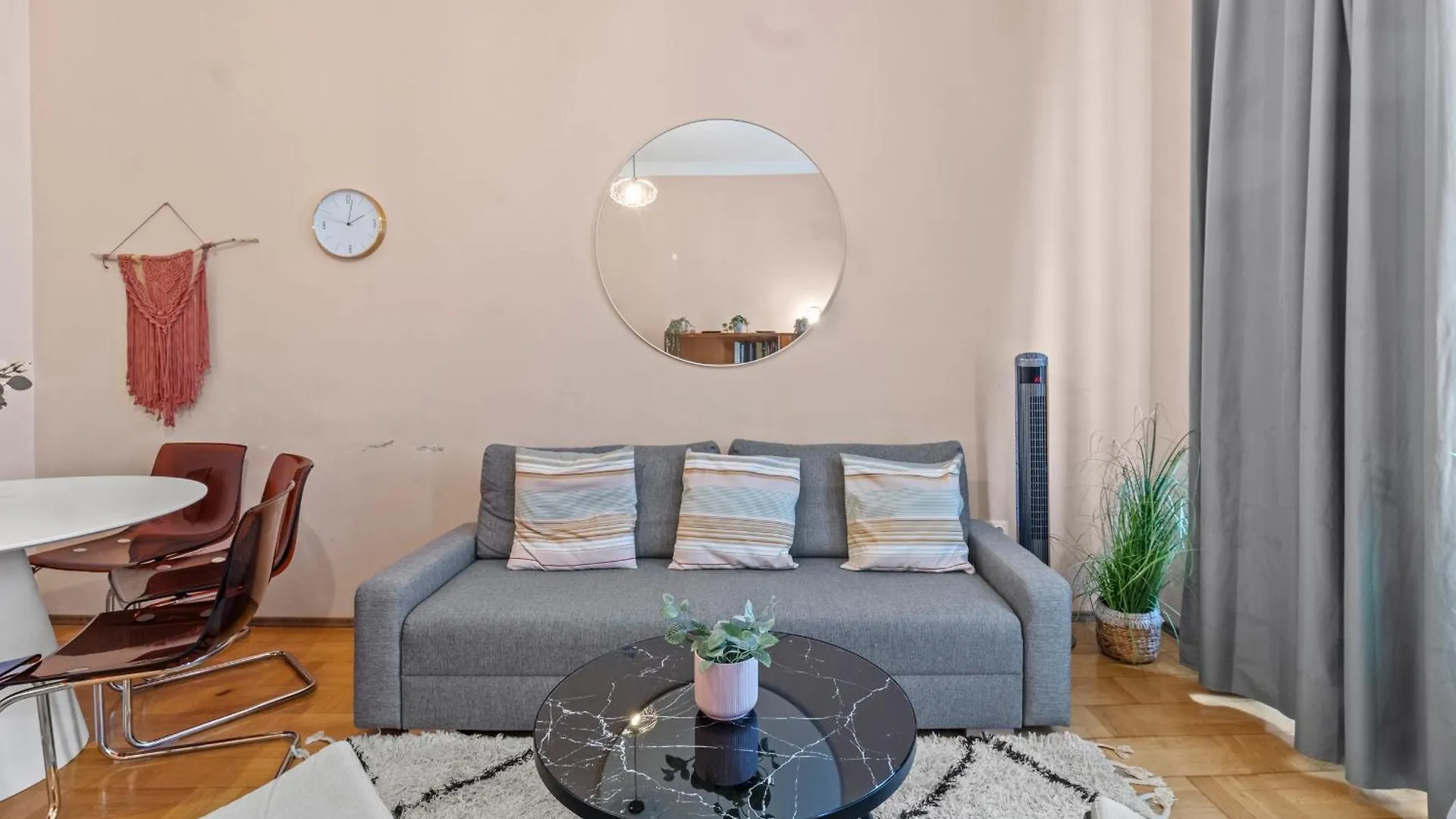 Spacious 2 Bedroom I 2 Minutes To Metro And Train Station Bécs Apartman