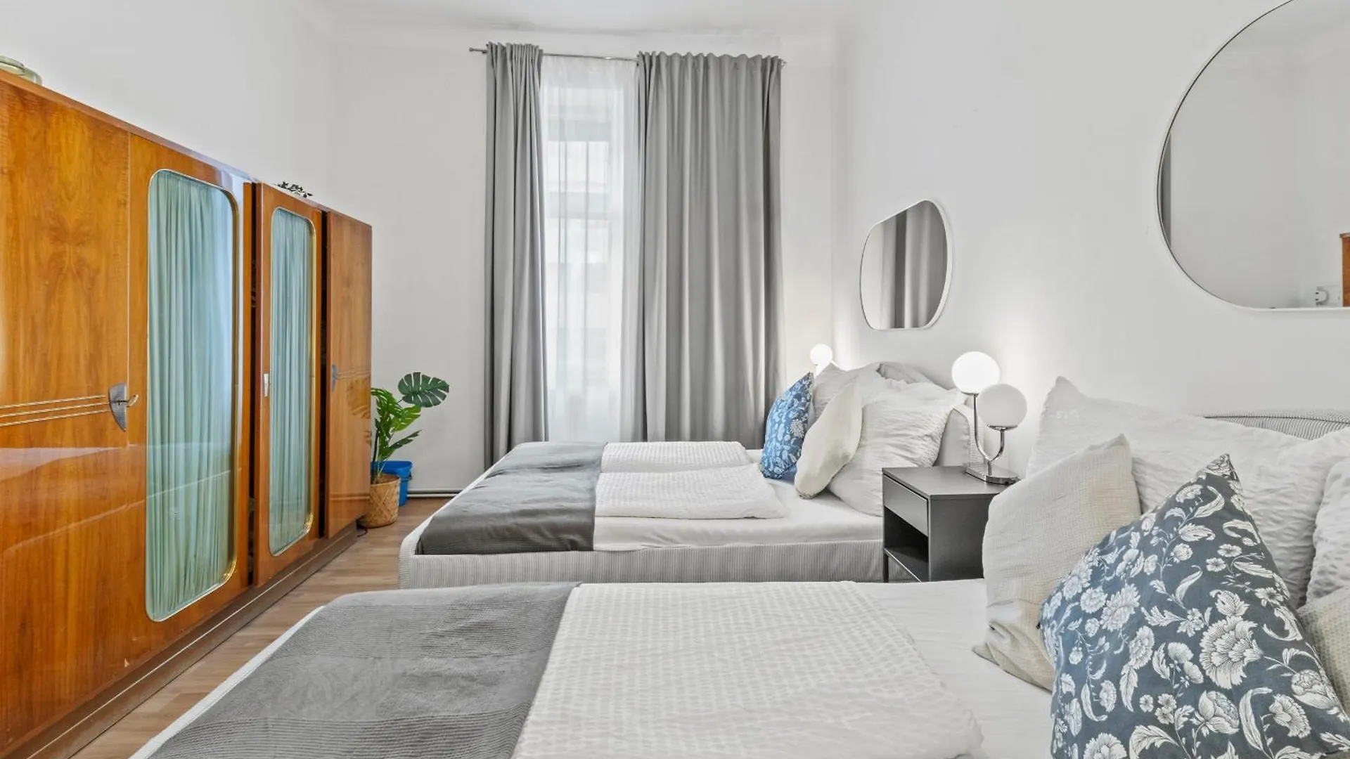 Spacious 2 Bedroom I 2 Minutes To Metro And Train Station Bécs Apartman
